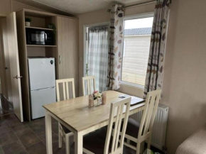 Great 6 Berth Caravan In Essex At St Osyth Beach Holiday Park Ref 28018Mv